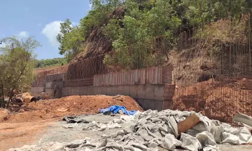 GOA: जनता के विरोध के बाद भारतीय रेलवे ने होलांट में रिटेनिंग वॉल का निर्माण किया GOA: जनता के विरोध के बाद भारतीय रेलवे ने होलांट में रिटेनिंग वॉल का निर्माण किया