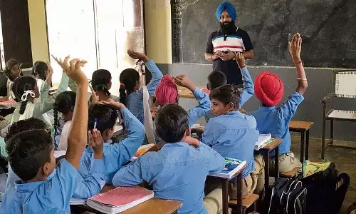 Amritsar: सरकारी शिक्षकों से स्कूलों में नामांकन लक्ष्य पूरा करने को कहा गया Amritsar: सरकारी शिक्षकों से स्कूलों में नामांकन लक्ष्य पूरा करने को कहा गया