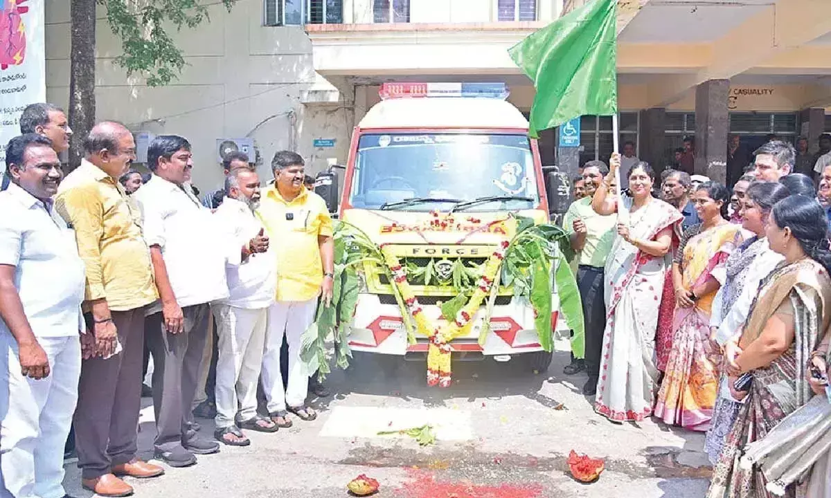 राजन्ना फाउंडेशन ने CSR पहल के तहत ALS एम्बुलेंस दान की राजन्ना फाउंडेशन ने CSR पहल के तहत ALS एम्बुलेंस दान की