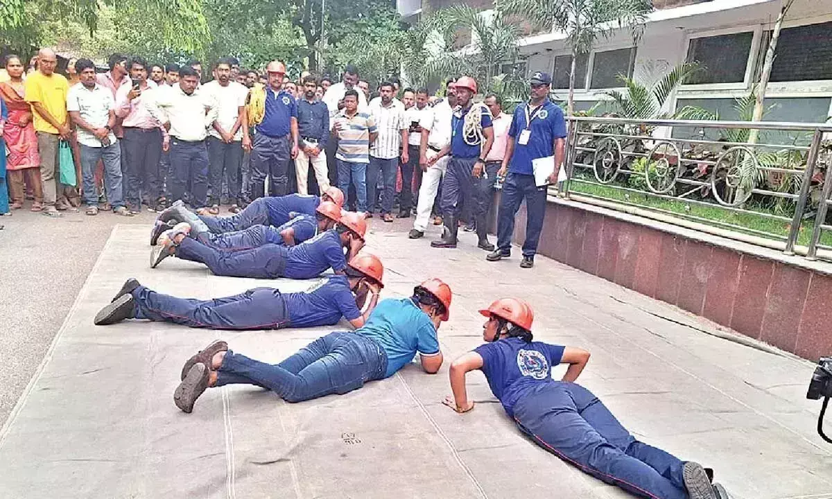 Andhra: नागरिक सुरक्षा मॉक ड्रिल से लोगों को आपातकालीन स्थिति के दौरान तैयार रहने में मदद मिलती है