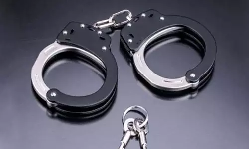 महिला की हत्या कर शव को सूटकेस में भरकर फेंकने के आरोप में दो गिरफ्तार