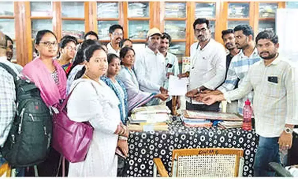 Andhra: ग्राम सचिवालय पर्यवेक्षण पर स्पष्टीकरण मांगा गया Andhra: ग्राम सचिवालय पर्यवेक्षण पर स्पष्टीकरण मांगा गया