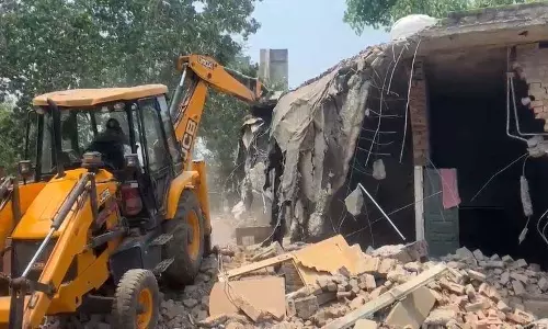 Ludhiana: पंचायती जमीन पर बने नशा तस्करों के मकान पर बुलडोजर चलाया गया