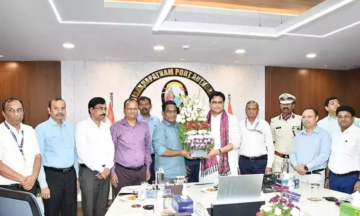 Andhra: मंत्री शांतनु ठाकुर ने विजाग बंदरगाह का दौरा किया