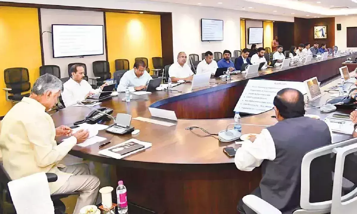 Naidu ने सरकारी कर्मचारियों से कहा, कर्तव्य निर्वहन में सुधार के लिए क्षमता निर्माण पर ध्यान दें Naidu ने सरकारी कर्मचारियों से कहा, कर्तव्य निर्वहन में सुधार के लिए क्षमता निर्माण पर ध्यान दें