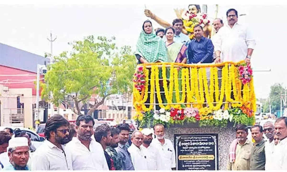 Andhra: अल्लूरी को पुण्यतिथि पर श्रद्धांजलि अर्पित Andhra: अल्लूरी को पुण्यतिथि पर श्रद्धांजलि अर्पित