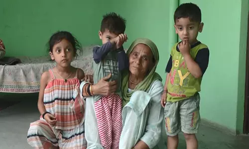 नियंत्रण रेखा पर ताजा गोलीबारी से जम्मू-कश्मीर के अखनूर में ग्रामीणों को पलायन करना पड़ा नियंत्रण रेखा पर ताजा गोलीबारी से जम्मू-कश्मीर के अखनूर में ग्रामीणों को पलायन करना पड़ा