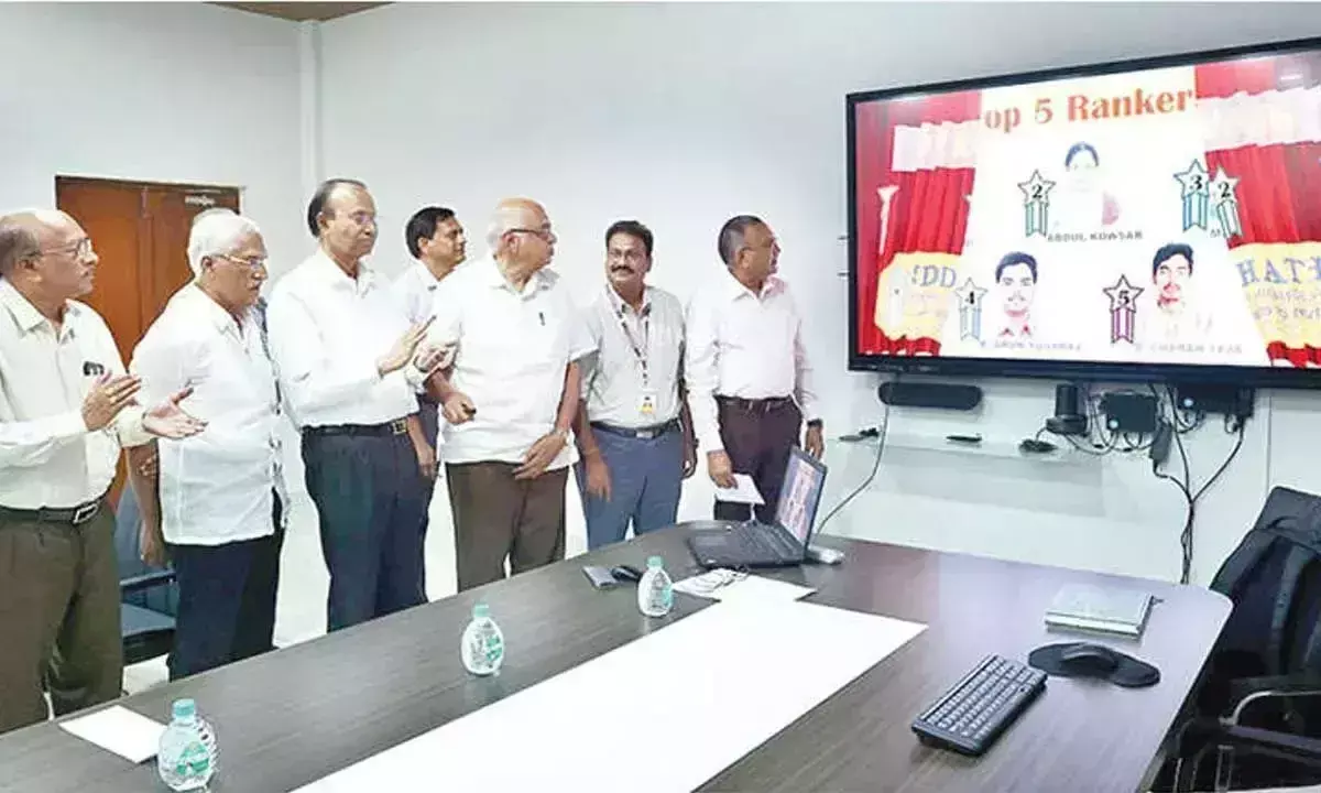 Andhra: SEEE-2025 में शीर्ष 3 रैंकर्स को 100% शुल्क माफ़ी मिलेगी Andhra: SEEE-2025 में शीर्ष 3 रैंकर्स को 100% शुल्क माफ़ी मिलेगी