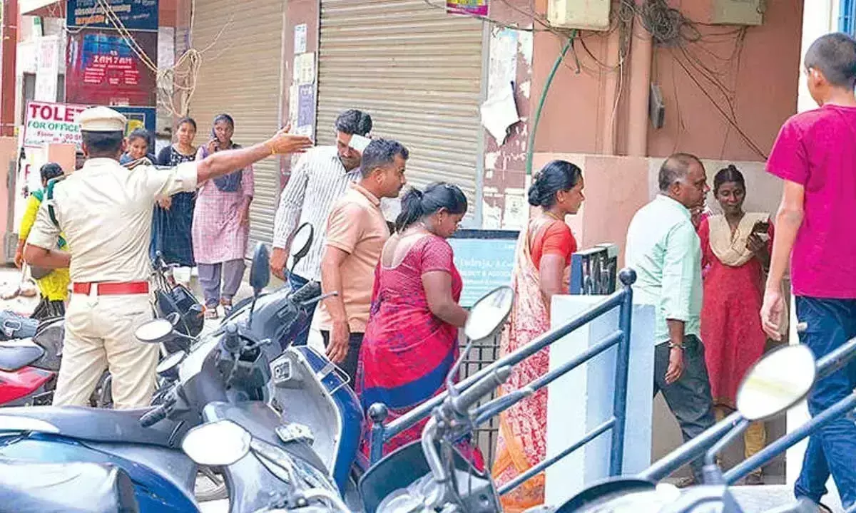 Andhra: तीर्थयात्रियों की सुरक्षा सुनिश्चित करने के लिए तिरुपति-तिरुमाला में निगरानी बढ़ा दी गई Andhra: तीर्थयात्रियों की सुरक्षा सुनिश्चित करने के लिए तिरुपति-तिरुमाला में निगरानी बढ़ा दी गई