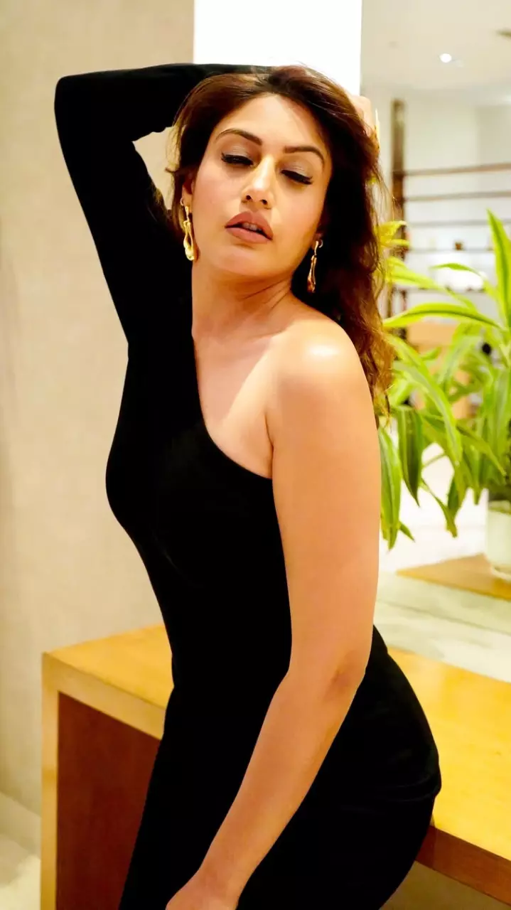 Surbhi Chandna के जलवे ने धड़काया फैन्स का दिल