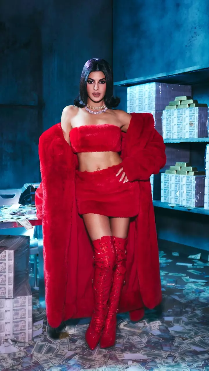 Jacqueline Fernandez ने न्यू सॉन्ग में यूं लगाए ठुमके