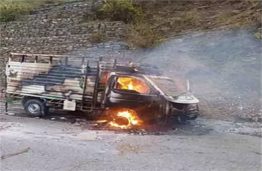 Uttarakhand: पिकअप वाहन में लगी आग, बाल-बाल बचा चालक Uttarakhand: पिकअप वाहन में लगी आग, बाल-बाल बचा चालक