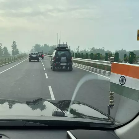 पाकिस्तानी ड्रोन के असफल हमले के बाद स्थिति का जायजा लेने जम्मू निकले उमर अब्दुल्ला पाकिस्तानी ड्रोन के असफल हमले के बाद स्थिति का जायजा लेने जम्मू निकले उमर अब्दुल्ला