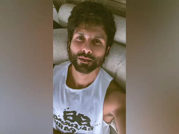 Shahid Kapoor ने नई पोस्ट में दिखाया अपना दमदार लुक, देखें तस्वीरें Shahid Kapoor ने नई पोस्ट में दिखाया अपना दमदार लुक, देखें तस्वीरें