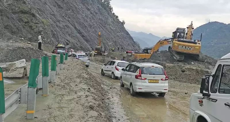 श्रीनगर-जम्मू राष्ट्रीय राजमार्ग फंसे हुए यातायात के लिए पुनः खोला गया श्रीनगर-जम्मू राष्ट्रीय राजमार्ग फंसे हुए यातायात के लिए पुनः खोला गया