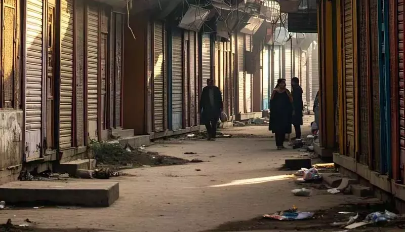 Kashmir में तनाव, संवेदनशील इलाकों में स्कूल बंद, डर बरकरार Kashmir में तनाव, संवेदनशील इलाकों में स्कूल बंद, डर बरकरार