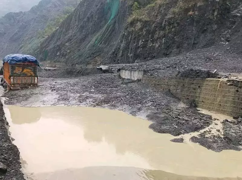 भारी बारिश के बाद रामबन में भूस्खलन से जम्मू-श्रीनगर राजमार्ग बंद भारी बारिश के बाद रामबन में भूस्खलन से जम्मू-श्रीनगर राजमार्ग बंद