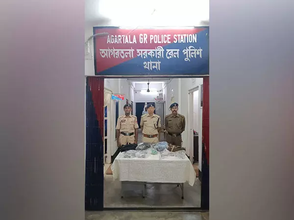 RPF ने त्रिपुरा सुंदरी एक्सप्रेस में हथियारों की तस्करी की कोशिश को नाकाम किया RPF ने त्रिपुरा सुंदरी एक्सप्रेस में हथियारों की तस्करी की कोशिश को नाकाम किया