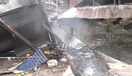 इस गांव में गिरा पाकिस्तानी बम, दुकान जलकर खाक इस गांव में गिरा पाकिस्तानी बम, दुकान जलकर खाक