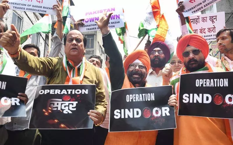सदर बाजार के व्यापारियों ने आतंकवाद के खिलाफ तिरंगा मार्च निकाला सदर बाजार के व्यापारियों ने आतंकवाद के खिलाफ तिरंगा मार्च निकाला