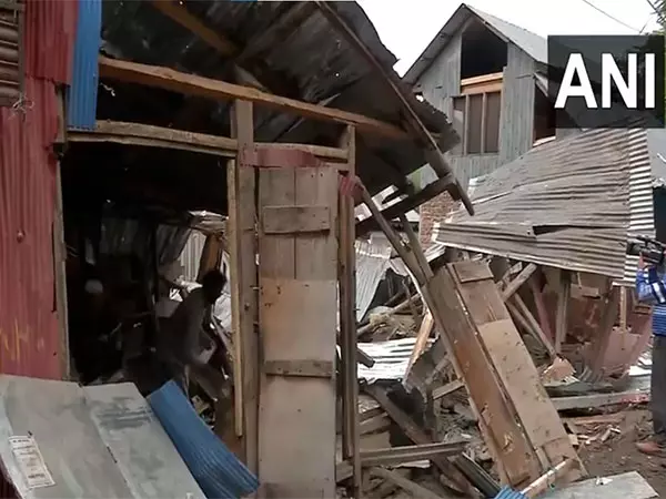 J-K: पाकिस्तान की गोलाबारी से दुकानें क्षतिग्रस्त, स्थानीय लोगों को नुकसान J-K: पाकिस्तान की गोलाबारी से दुकानें क्षतिग्रस्त, स्थानीय लोगों को नुकसान
