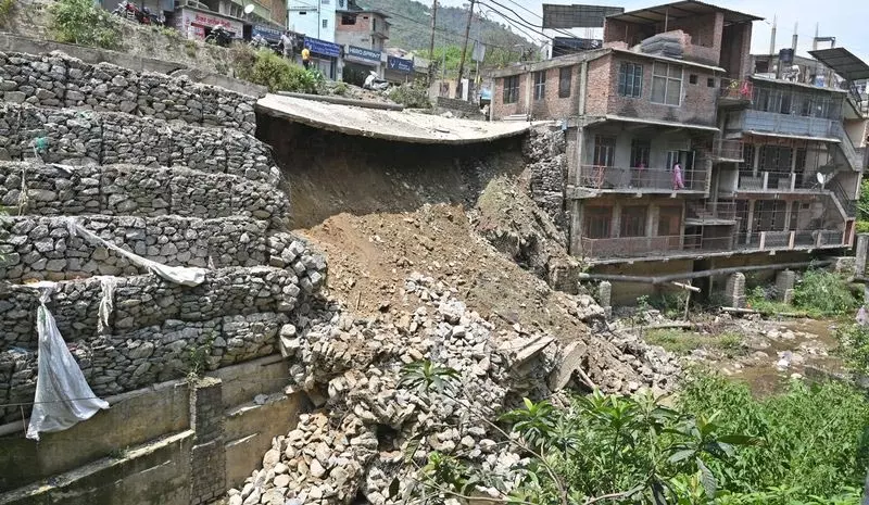 Mandi पार्क की रिटेनिंग दीवार ढहने से सरकारी परियोजना की गुणवत्ता पर सवाल Mandi पार्क की रिटेनिंग दीवार ढहने से सरकारी परियोजना की गुणवत्ता पर सवाल