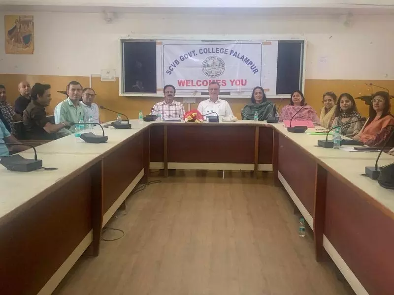 शिक्षकों को सशक्त बनाना: शिक्षकों के लिए सेवा नियमों पर FDP संपन्न शिक्षकों को सशक्त बनाना: शिक्षकों के लिए सेवा नियमों पर FDP संपन्न