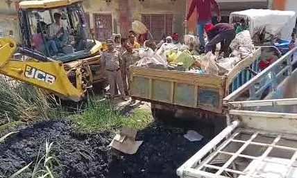 Ballia: 15 लाख की अवैध शराब पर चला पुलिस का बुलडोजर Ballia: 15 लाख की अवैध शराब पर चला पुलिस का बुलडोजर