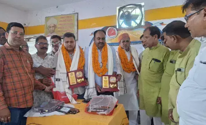 Ballia: बीईओ के स्थानांतरण पर शिक्षकों ने दी भावभीनी विदाई, भावुक हुए सभी Ballia: बीईओ के स्थानांतरण पर शिक्षकों ने दी भावभीनी विदाई, भावुक हुए सभी