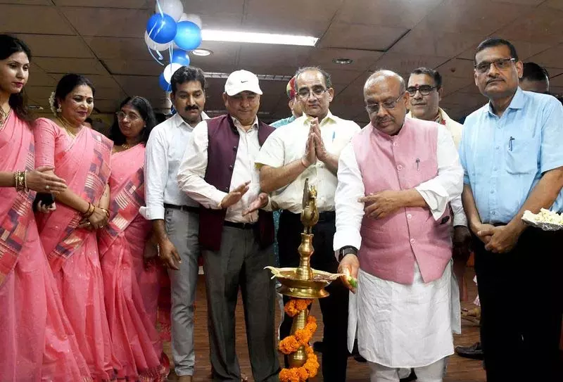 दिल्ली विधानसभा अध्यक्ष ने कोविड सेवा के लिए नर्सों को किया सम्मानित दिल्ली विधानसभा अध्यक्ष ने कोविड सेवा के लिए नर्सों को किया सम्मानित