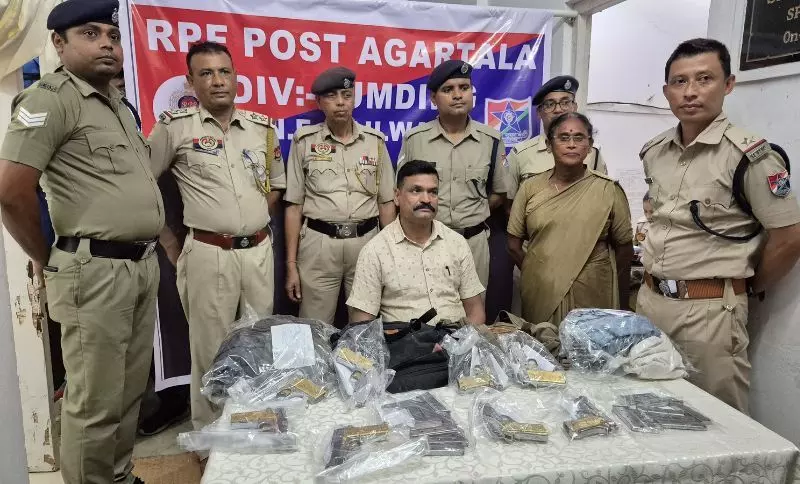 Tripura पुलिस ने अगरतला-फिरोजपुर ट्रेन से 8 बंदूकें, 16 मैगजीन जब्त कीं Tripura पुलिस ने अगरतला-फिरोजपुर ट्रेन से 8 बंदूकें, 16 मैगजीन जब्त कीं