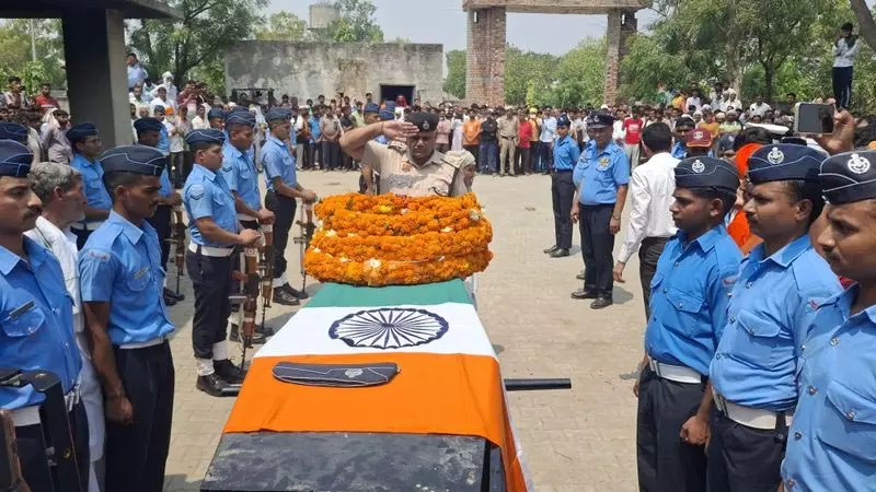 वायु योद्धा कमल कंबोज का Hisar में पूरे सैन्य सम्मान के साथ अंतिम संस्कार किया वायु योद्धा कमल कंबोज का Hisar में पूरे सैन्य सम्मान के साथ अंतिम संस्कार किया