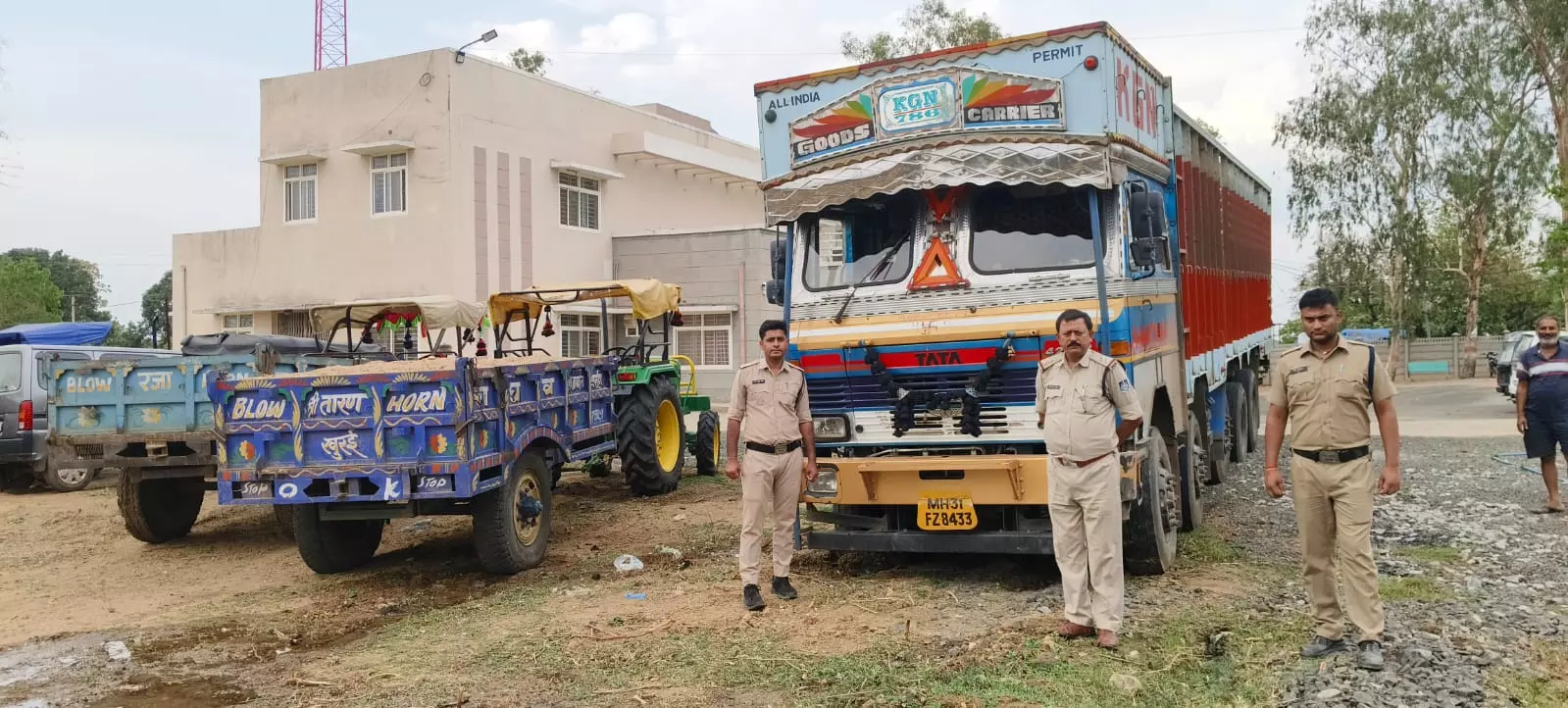 Barhi पुलिस ने 250 बकरियों से लदे ट्रक को पकड़ा, अवैध परिवहन पर कार्रवाई Barhi पुलिस ने 250 बकरियों से लदे ट्रक को पकड़ा, अवैध परिवहन पर कार्रवाई