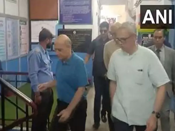 पाकिस्तान की गोलाबारी में घायल हुए लोगों से मिलने जम्मू के अस्पताल पहुंचे CM Abdullah पाकिस्तान की गोलाबारी में घायल हुए लोगों से मिलने जम्मू के अस्पताल पहुंचे CM Abdullah