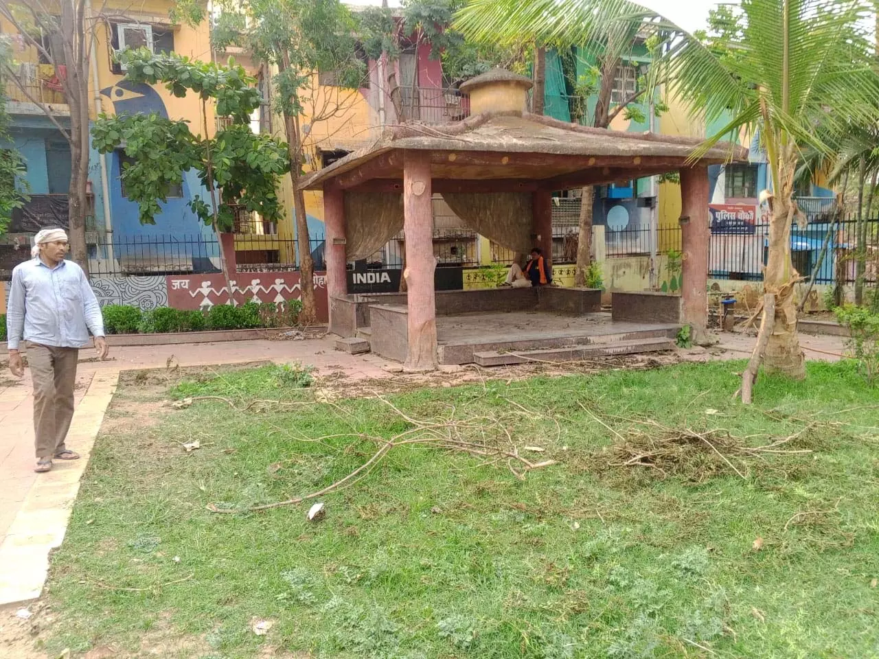 कांशीराम उद्यान में तेज आंधी-तूफान से गिरे पेड़ों को साफ किया गया कांशीराम उद्यान में तेज आंधी-तूफान से गिरे पेड़ों को साफ किया गया