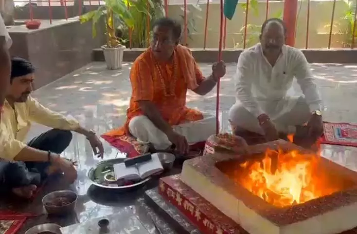 पाकिस्तान के साथ तनाव के बीच रायपुर में हुई हवन-पूजन पाकिस्तान के साथ तनाव के बीच रायपुर में हुई हवन-पूजन