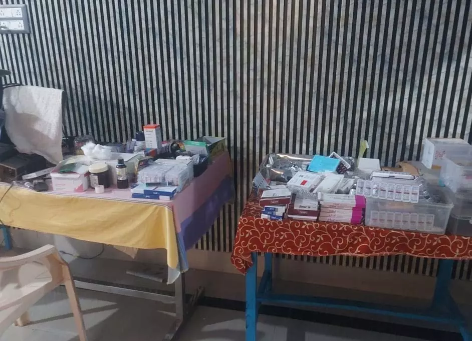 क्लिनिक खोलकर खूब पैसे बंटोर रहा सरकारी डॉक्टर, स्वास्थ्य विभाग की रेड क्लिनिक खोलकर खूब पैसे बंटोर रहा सरकारी डॉक्टर, स्वास्थ्य विभाग की रेड