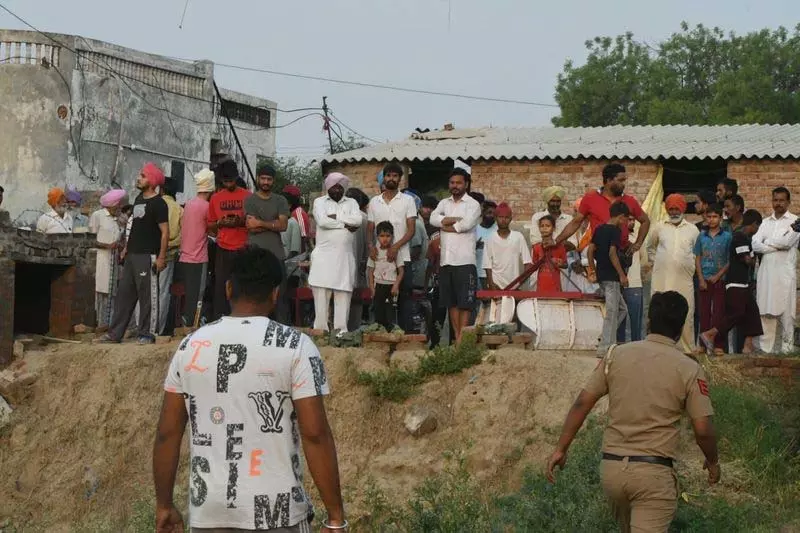 Punjab: पाकिस्तानी ड्रोन हमलों के बाद पंजाब के सीमावर्ती गांवों में तनाव-अंधेरा Punjab: पाकिस्तानी ड्रोन हमलों के बाद पंजाब के सीमावर्ती गांवों में तनाव-अंधेरा