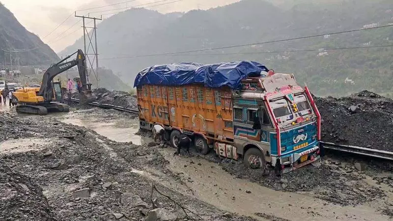 भूस्खलन और अचानक बाढ़ के बाद Jammu-श्रीनगर राष्ट्रीय राजमार्ग यातायात के लिए बंद भूस्खलन और अचानक बाढ़ के बाद Jammu-श्रीनगर राष्ट्रीय राजमार्ग यातायात के लिए बंद
