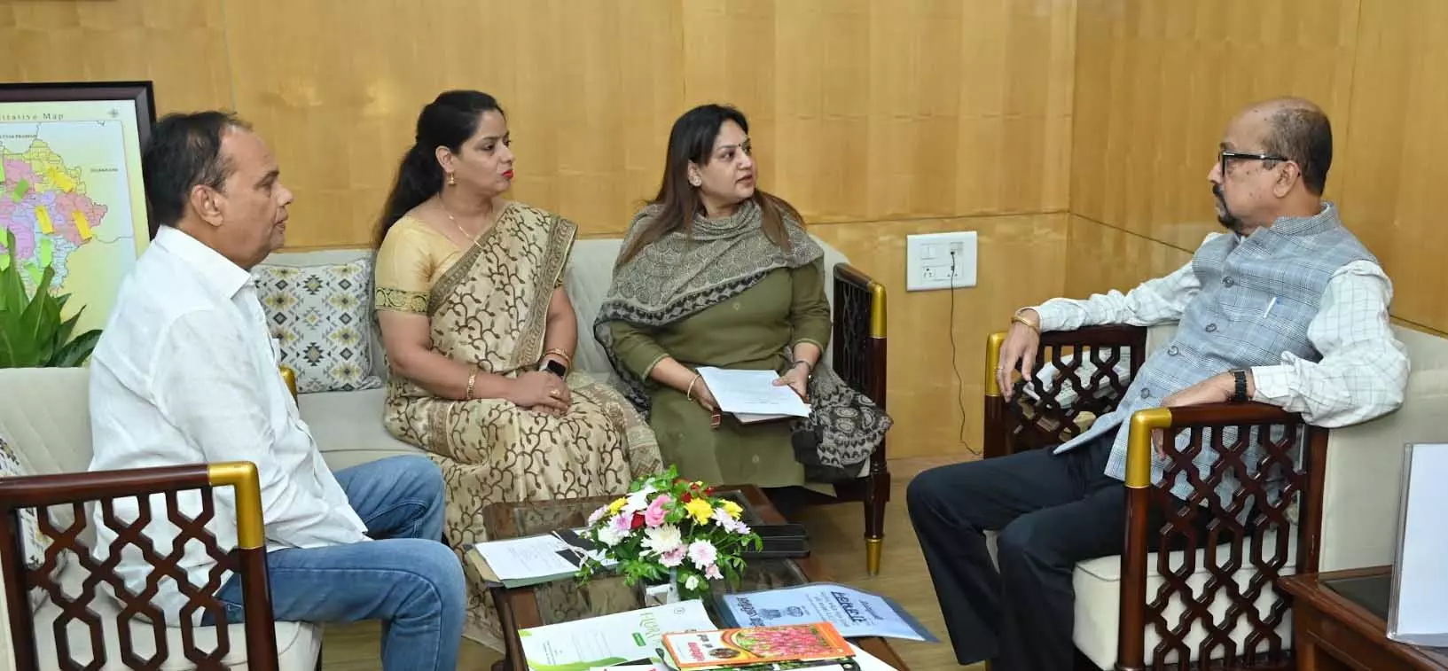 राज्यपाल डेका से भारतीय रेडक्रॉस सोसायटी रायपुर के पदाधिकारियों ने की भेंट राज्यपाल डेका से भारतीय रेडक्रॉस सोसायटी रायपुर के पदाधिकारियों ने की भेंट