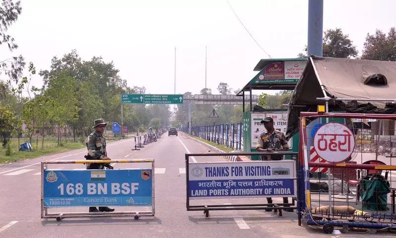 BSF ने अटारी-वाघा सीमा पर बीटिंग रिट्रीट समारोह स्थगित किया BSF ने अटारी-वाघा सीमा पर बीटिंग रिट्रीट समारोह स्थगित किया