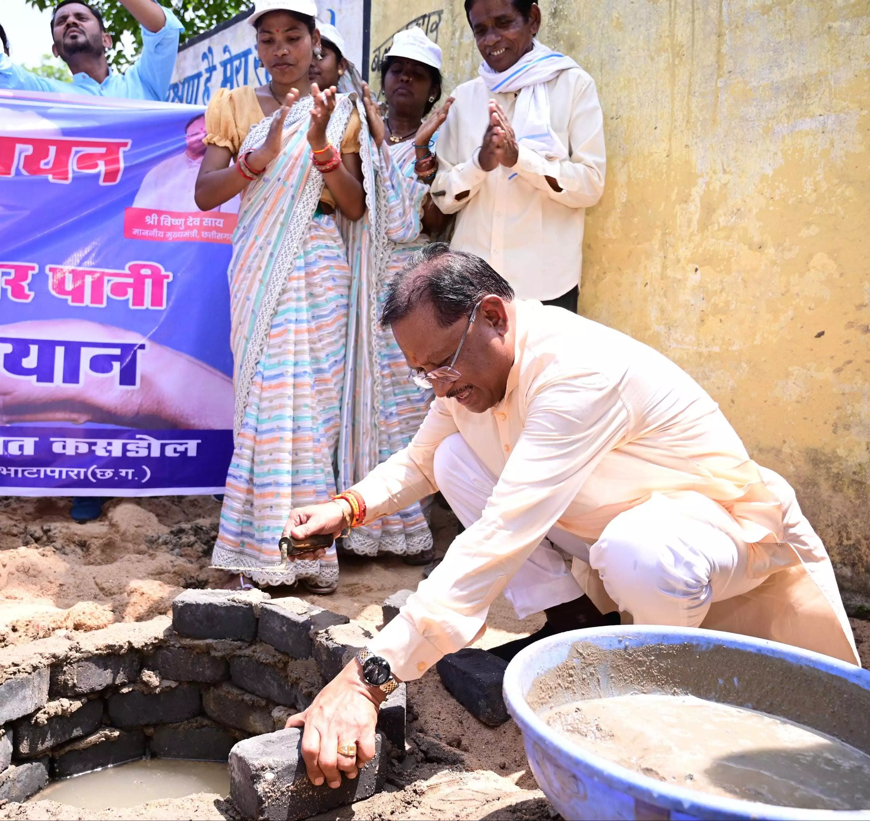 राजमिस्त्री बनकर CM साय ने ईंट जोड़ाई की राजमिस्त्री बनकर CM साय ने ईंट जोड़ाई की