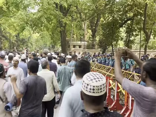 बांग्लादेश के मुख्य सलाहकार के आवास के बाहर अवामी लीग पर प्रतिबंध लगाने की मांग को लेकर विरोध प्रदर्शन बांग्लादेश के मुख्य सलाहकार के आवास के बाहर अवामी लीग पर प्रतिबंध लगाने की मांग को लेकर विरोध प्रदर्शन