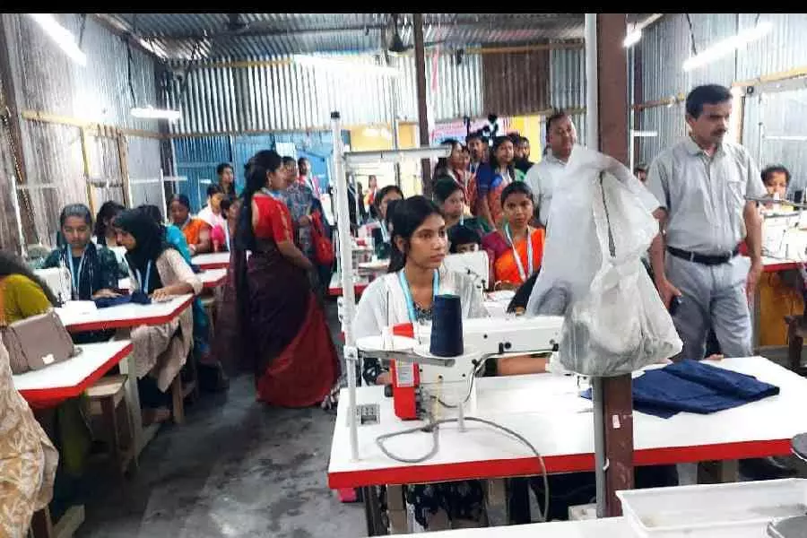 Alipurduar जिला प्रशासन ने 50 महिलाओं को प्रशिक्षित कर दर्जी की नौकरी दी Alipurduar जिला प्रशासन ने 50 महिलाओं को प्रशिक्षित कर दर्जी की नौकरी दी