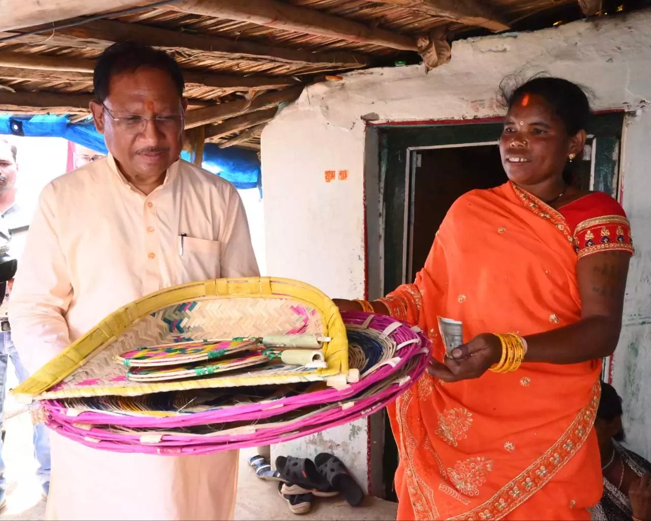 CM विष्णुदेव साय ने कमार बस्ती में बांस शिल्प को सराहा CM विष्णुदेव साय ने कमार बस्ती में बांस शिल्प को सराहा