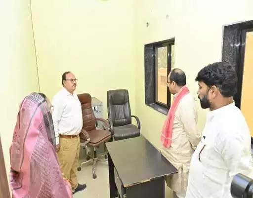 अफसरों को डिप्टी सीएम अरुण साव ने जमकर सुनाया, हाजिरी रजिस्टर देखकर भड़के अफसरों को डिप्टी सीएम अरुण साव ने जमकर सुनाया, हाजिरी रजिस्टर देखकर भड़के
