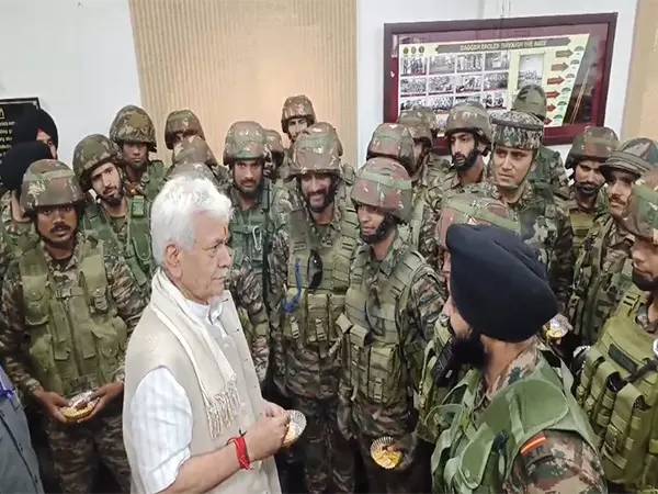 जम्मू-कश्मीर के लेफ्टिनेंट गवर्नर मनोज सिन्हा ने उरी में सुरक्षा बलों से मुलाकात की, जमीनी हालात की समीक्षा की जम्मू-कश्मीर के लेफ्टिनेंट गवर्नर मनोज सिन्हा ने उरी में सुरक्षा बलों से मुलाकात की, जमीनी हालात की समीक्षा की