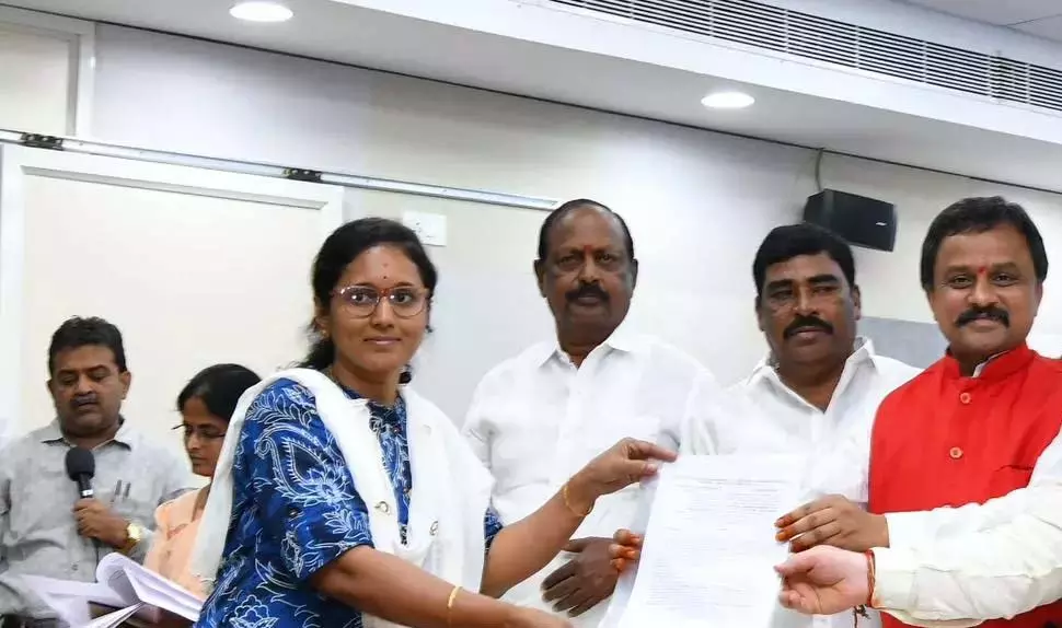 Telangana: मंत्री पोन्नम ने नव चयनित छात्रावास कल्याण अधिकारियों को नियुक्ति पत्र सौंपे Telangana: मंत्री पोन्नम ने नव चयनित छात्रावास कल्याण अधिकारियों को नियुक्ति पत्र सौंपे