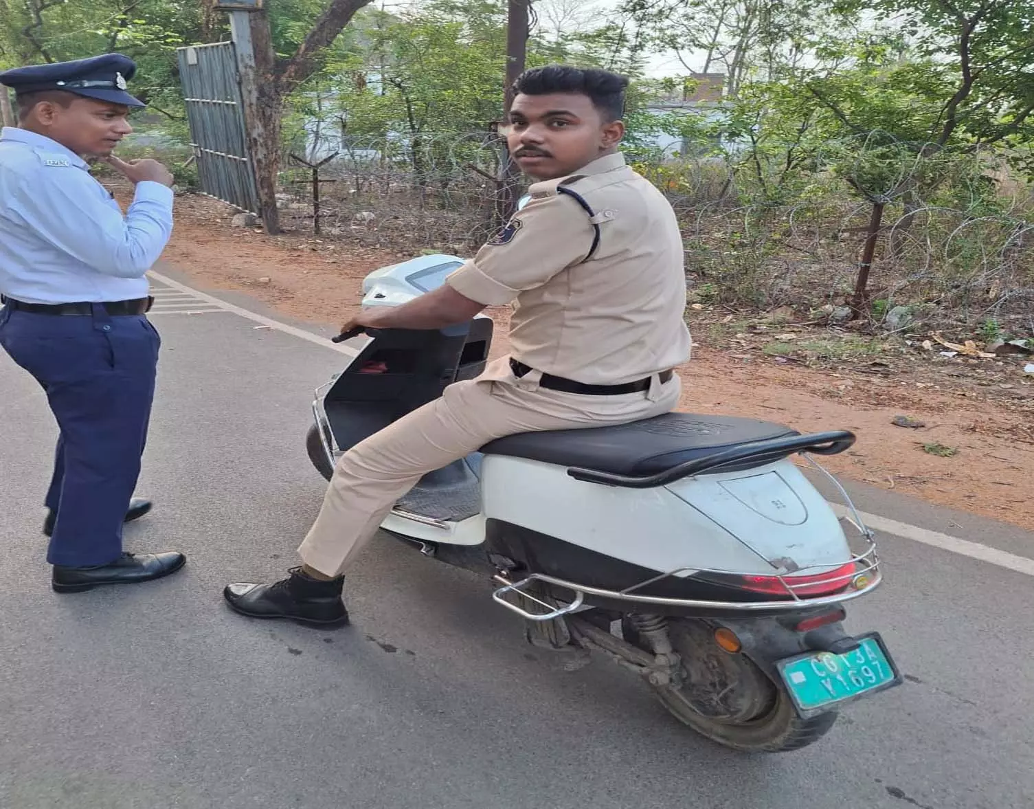 रायगढ़ में बिना हेलमेट वाहन चलाते पाए गए 10 पुलिसकर्मियों पर हुई कार्रवाई रायगढ़ में बिना हेलमेट वाहन चलाते पाए गए 10 पुलिसकर्मियों पर हुई कार्रवाई