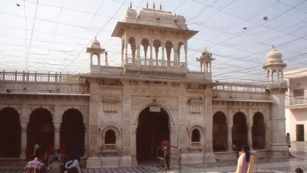 Karni Mata Temple: चूहों के कारण बन गया है विदेशी टूरिस्ट्स का प्रिय स्थल Karni Mata Temple: चूहों के कारण बन गया है विदेशी टूरिस्ट्स का प्रिय स्थल